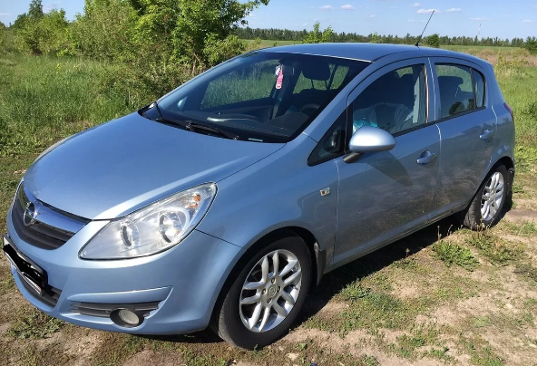 Опель Корса Д 2008 года.