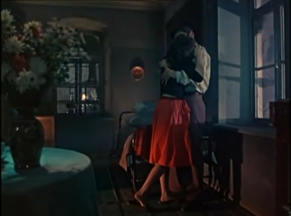 И увез Степан Лиду к себе в Белогорск, он там на стройке работал. И такая у них любовь началась. Хотя и притираться пришлось друг к другу. В основном Степану. Все ж таки, не его пары рукавица. Он не курит, а она дымит, как трубадур, и беспрерывно читает книжки. Клипсы к ушам пристегнет и читает. Хочешь ее обнять — клипса падает. Надо клипсу искать. Не уважает Степан этого…