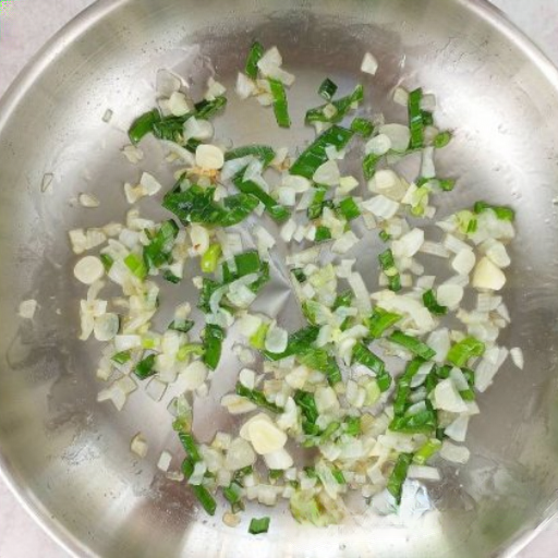 Жарим нарезанный лук, зеленый лук и чеснок