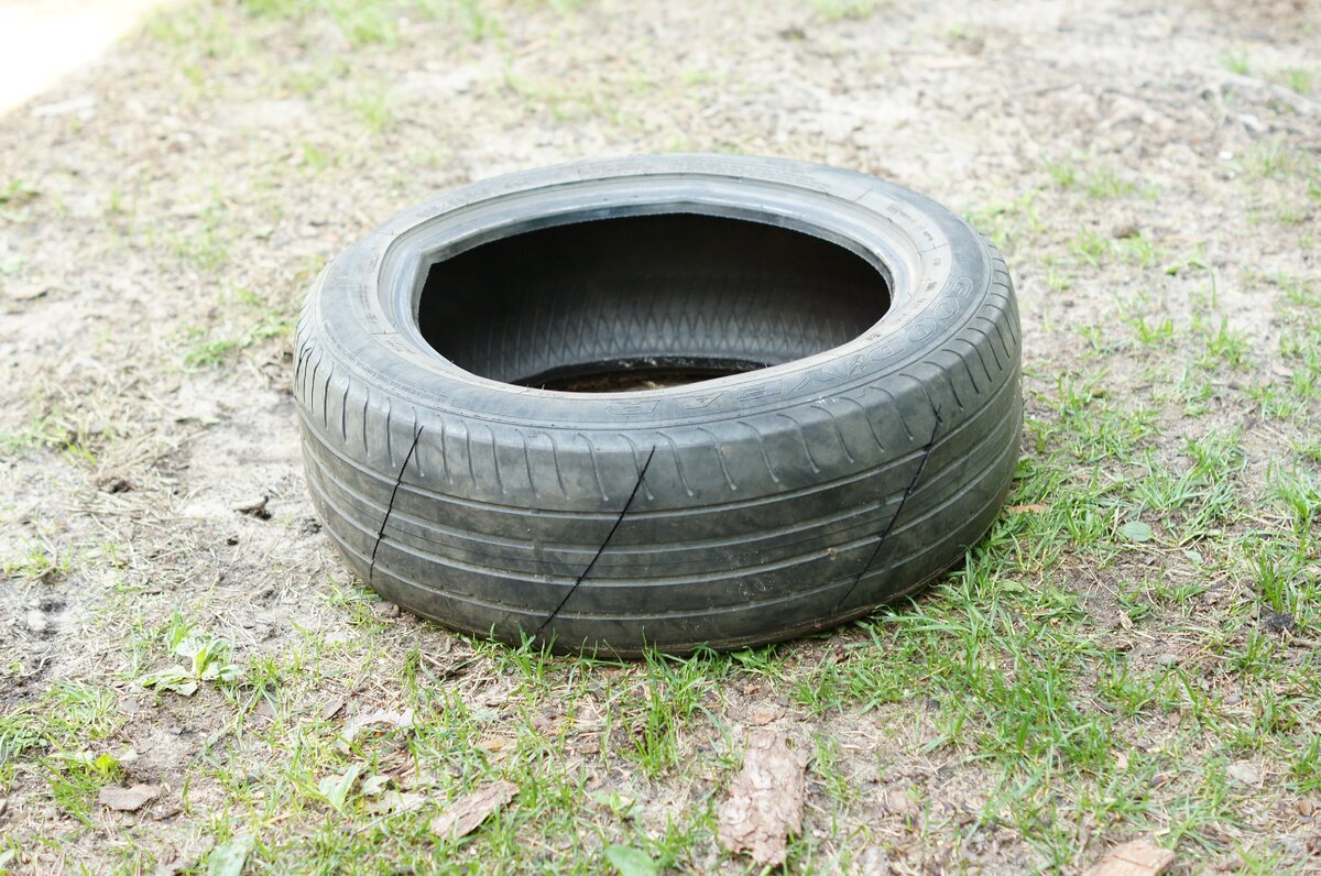 Шина для клумбы с надрезами