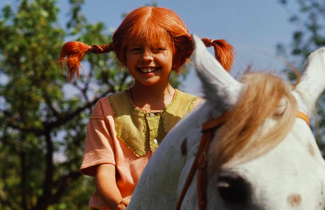 Ее фамилия длинный чулок. Лошадь Пеппи. Pippi Longstocking Happy. Пеппи длинный смотреть онлайн бесплатно в хорошем. Песни Пеппи длинный чулок слушать из фильма.