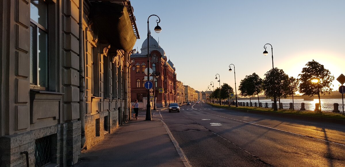 Великий город в лучах заката