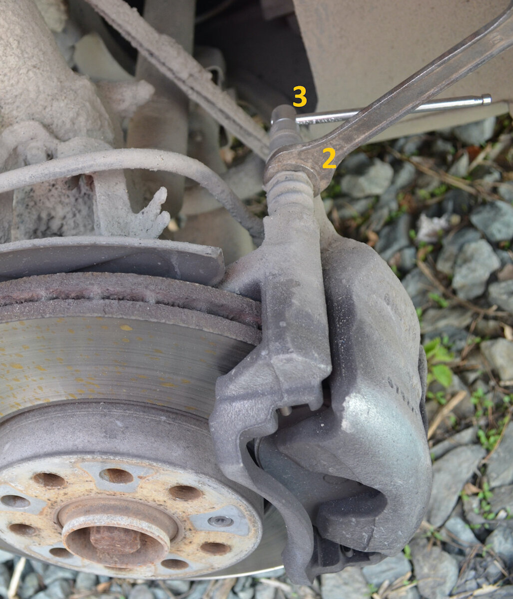 Откручиваем 2 винта . Фото с сервиса Яндекс.Картинки