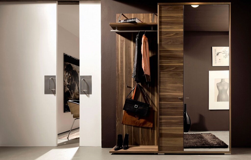Шкаф с внешней частью для верхней одежды