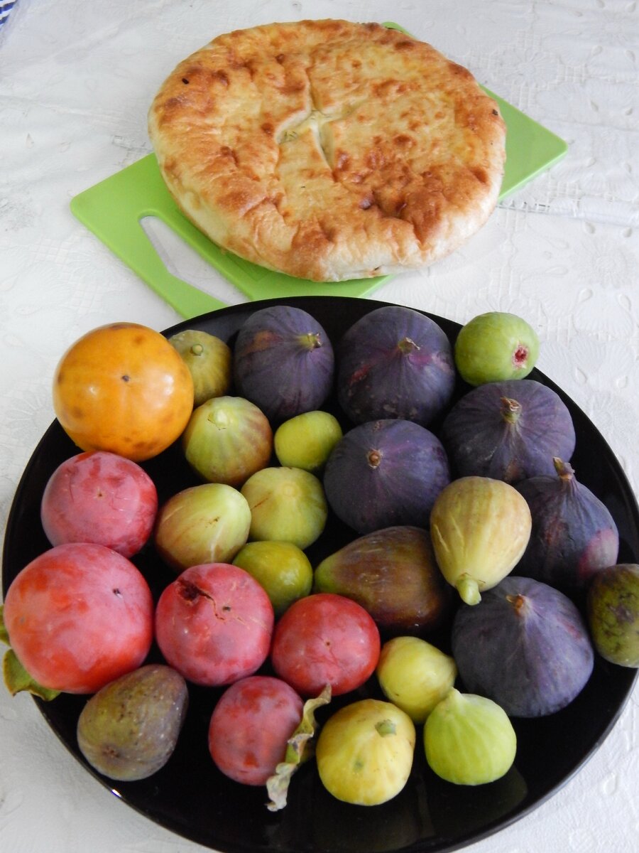 сентябрьские фрукты и адыгейский пирог из местного кафе)