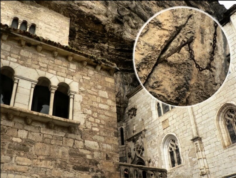 Фрагмент Дюрандаля в скале возле святилищ Рокамадура