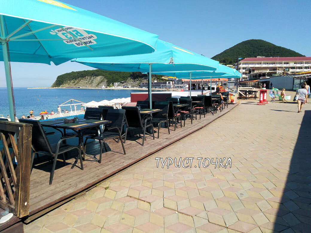 Столики уже поставили, но людей ещё не видно