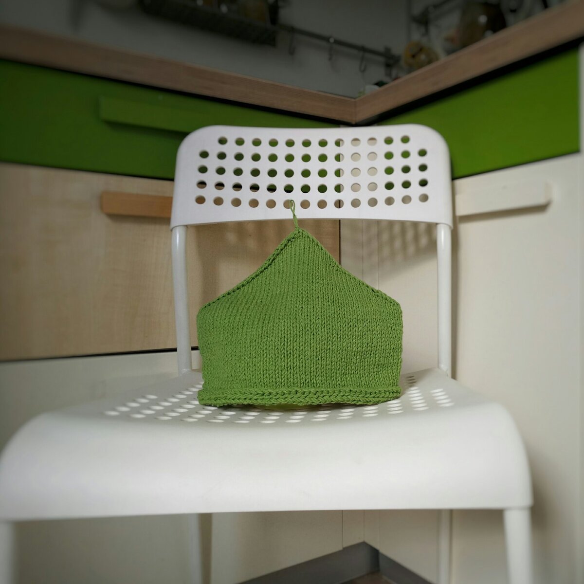 Один из оттенков зеленого на кухне, под него и подобрала пряжу. Листайте