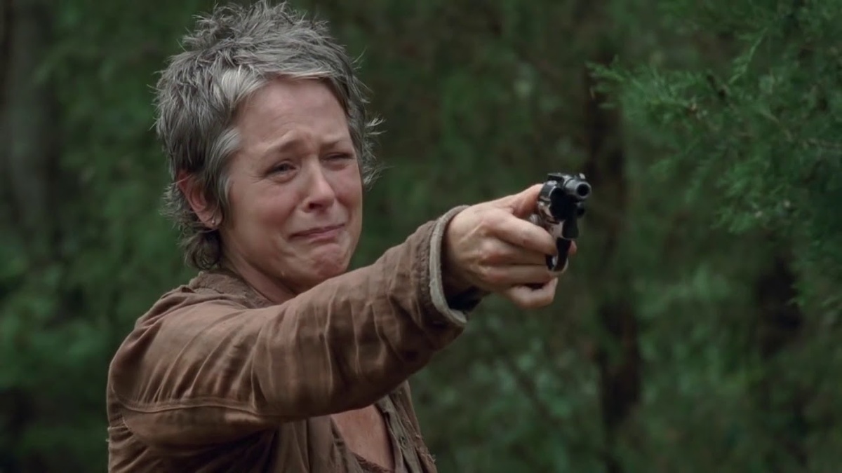 Кэрол убивает Лиззи выстрелом в затылок. 