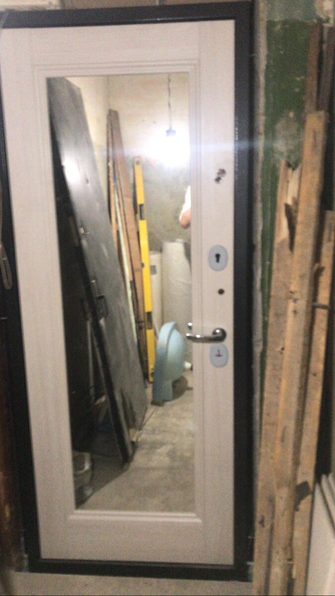 Зазоры между стеной и дверью не заделаны вообще!!! 