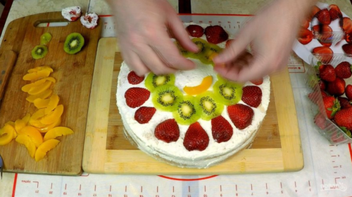 Как украсить торт фруктами: идеи с фото