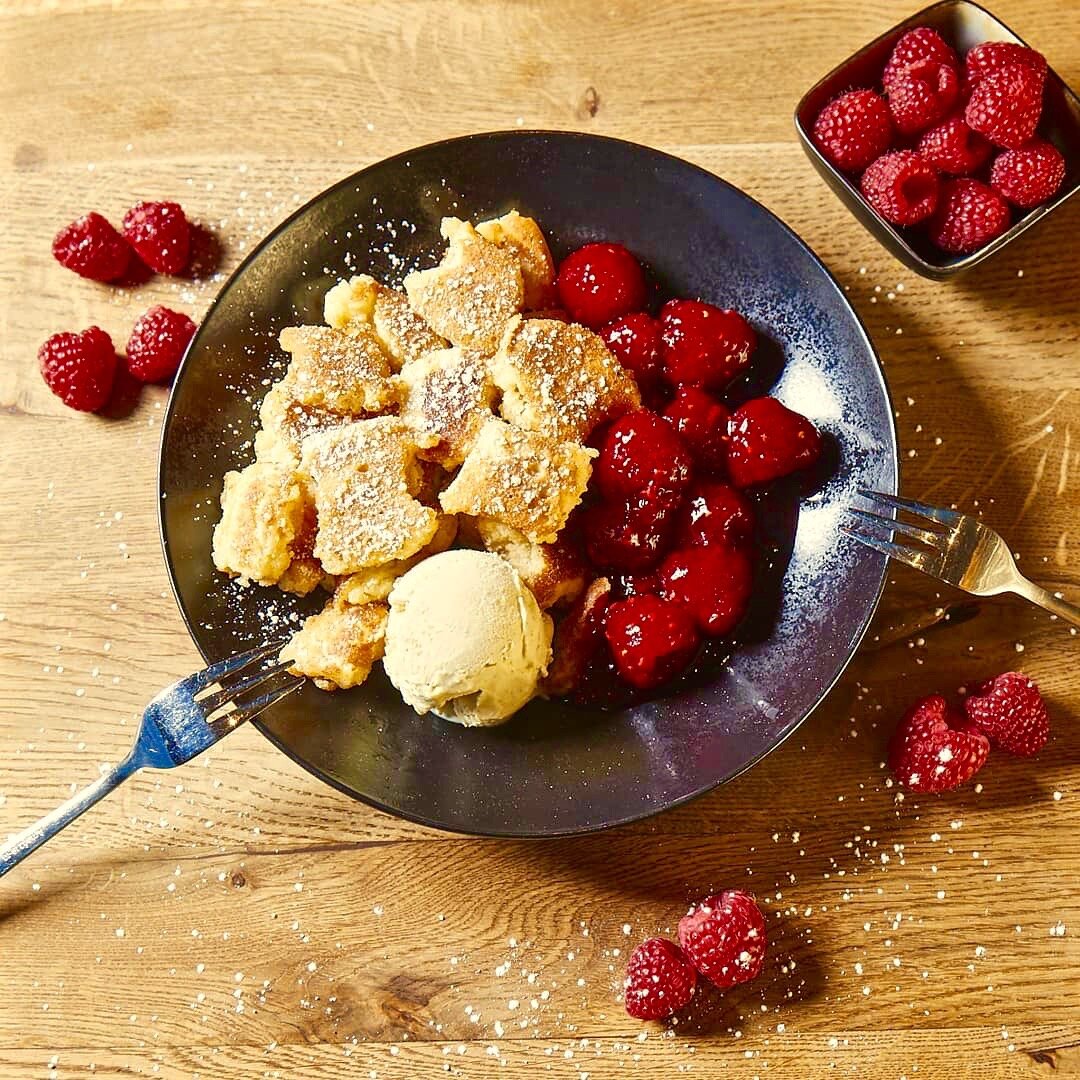 Запеченный в духовке "Кайзершмаррен" с шариком мороженого и свежей малиной.