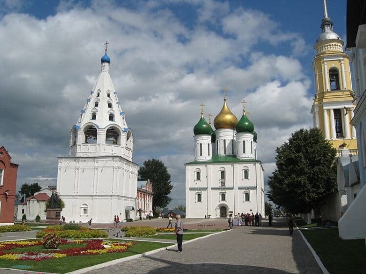 Колокольня, Успенский собор и Ново-Голутвин монастырь на Соборной площади Александр Спиридонов