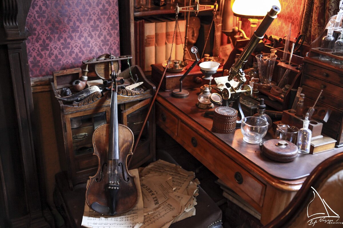 А вот и знаменитая скрипка Шерлока :)