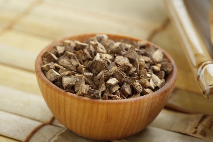 Для приготовления отвара корень лопуха используют в сухом виде