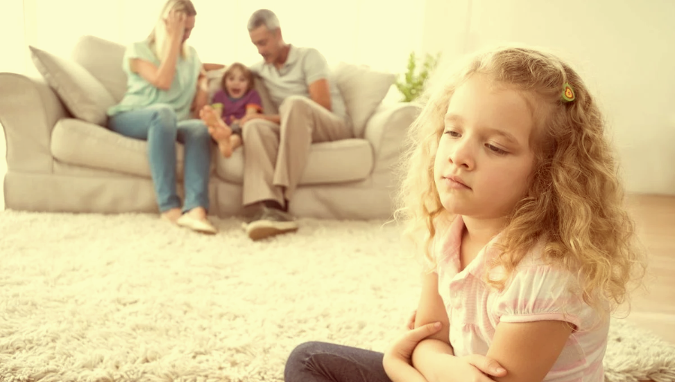 Я нелюбимый ребенок в семье. Нелюбящие дети-. Нелюбимые дети картинки. Пушкин дни поздней осени бранят обыкновенно. Так нелюбимое дитя в семье.