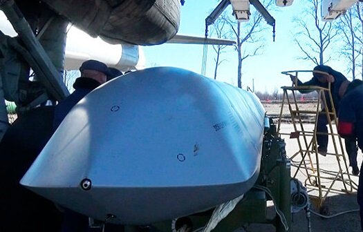 Помещение ракеты «Х-101» на внешнюю подвеску «Ту-95МСМ» на учениях в 2018 году