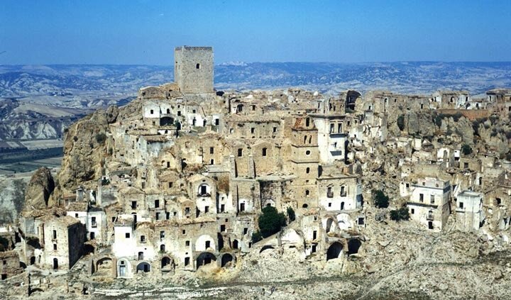 Город Крако, оставленный жителями после ряда стихийных бедствий