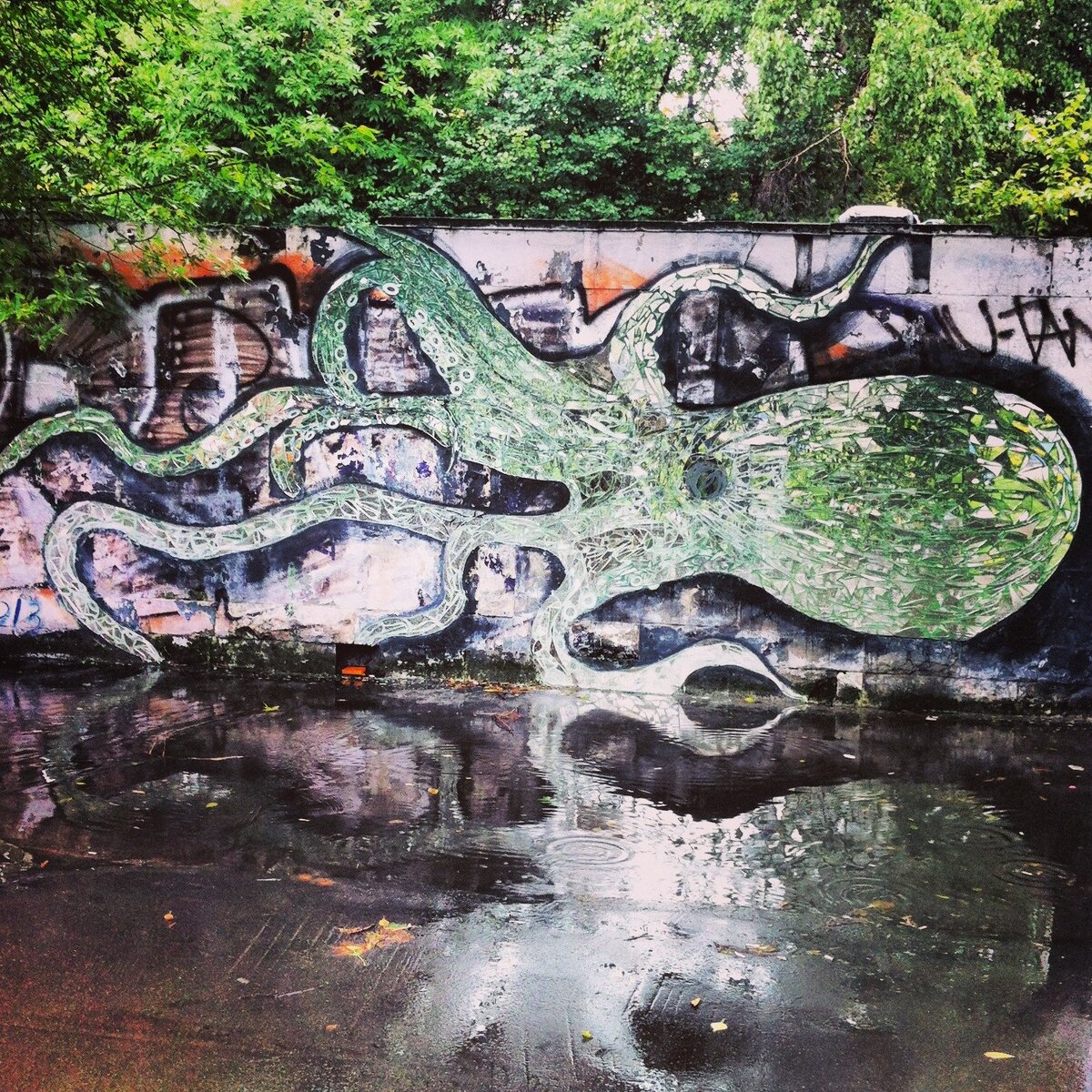 Главное – детей близко не подпускать, все-таки осколками стекла можно порезаться, если трогать стену. Фото автора 