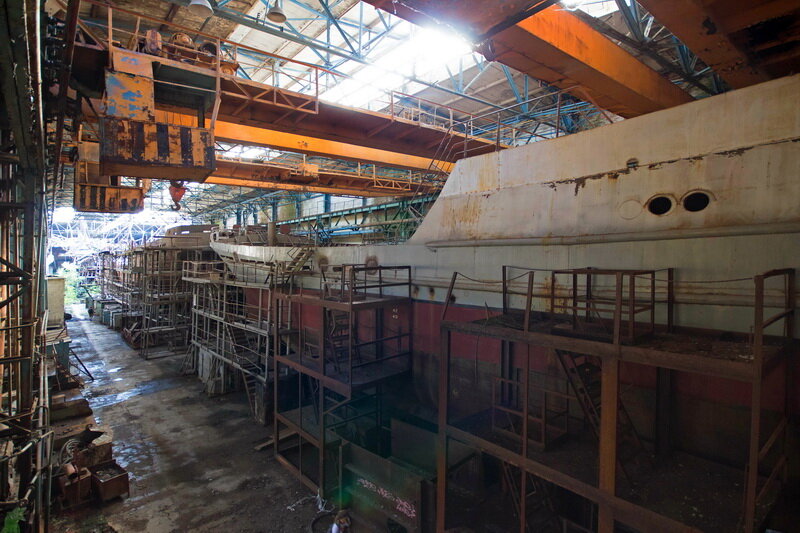 Брошенные недостроенные корабли в обрушенном цеху судостроительного завода