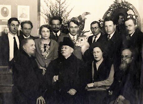 Группа членов Географического общества на выставке к 100-летию со дня рождения Н.М. Пржевальского (12-13 апреля 1939 г.). В центре - Ю.М. Шокальский. Фото: Научный архив РГО