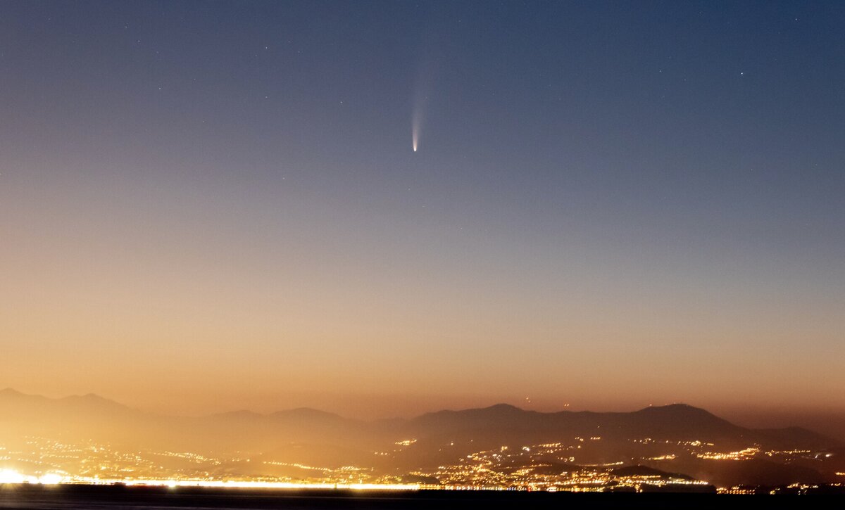 Комета NeoWise в небе над французской ривьерой, июль 2020 (фото nerolf, Flickr.com) 
