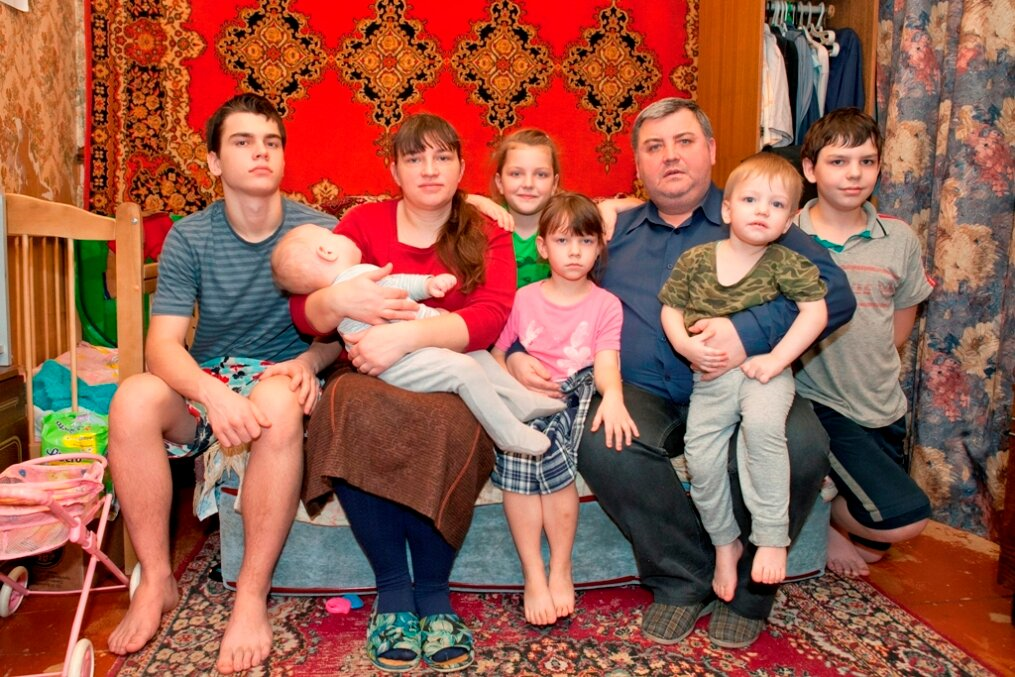 Группа родители россии. Многодетная семья. Многодетная семья в России. Русские многодетные семьи. Малообеспеченная семья.