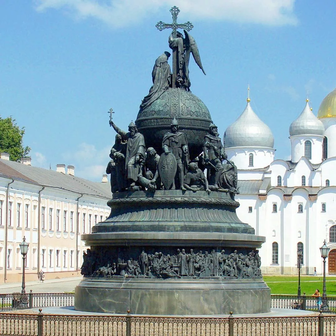 День новгорода в спб. Новгородский Детинец Великий Новгород памятник тысячелетию Руси. Памятник тысячелетие России Великий Новгород. Памятник в Кремле Великого Новгорода.