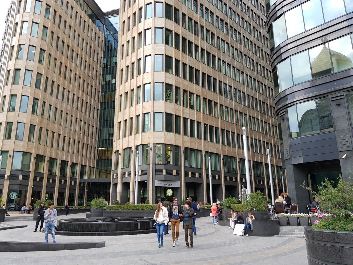 Белая площадь - долгое время одно из немногих публично доступных мест в Москве, где можно было сделать красивые фото. В остальном городе царил совок, грязь и неустроенность.