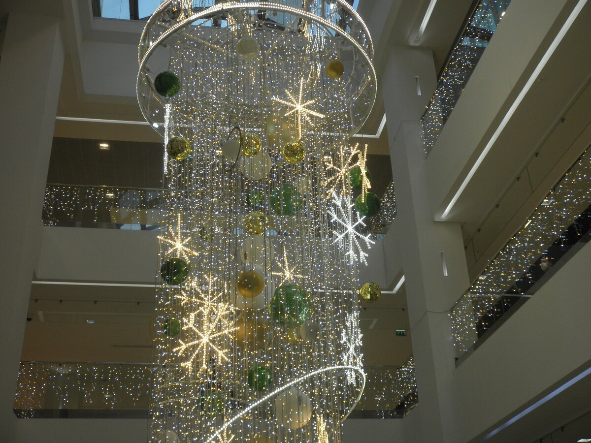 Праздничные украшения торгового центра. Фото автора