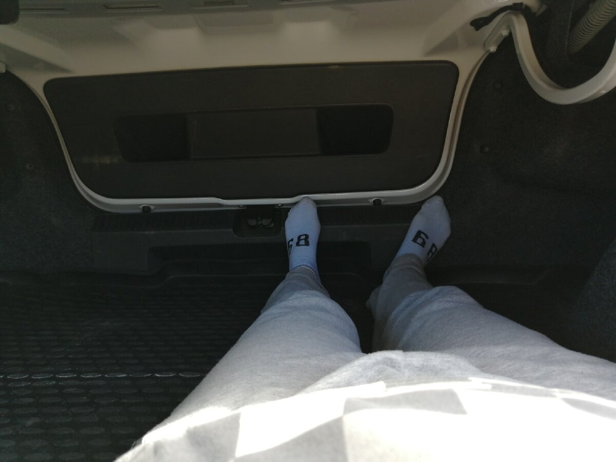 Проверяю, помещаюсь ли я лежа в машину. Фото автора.