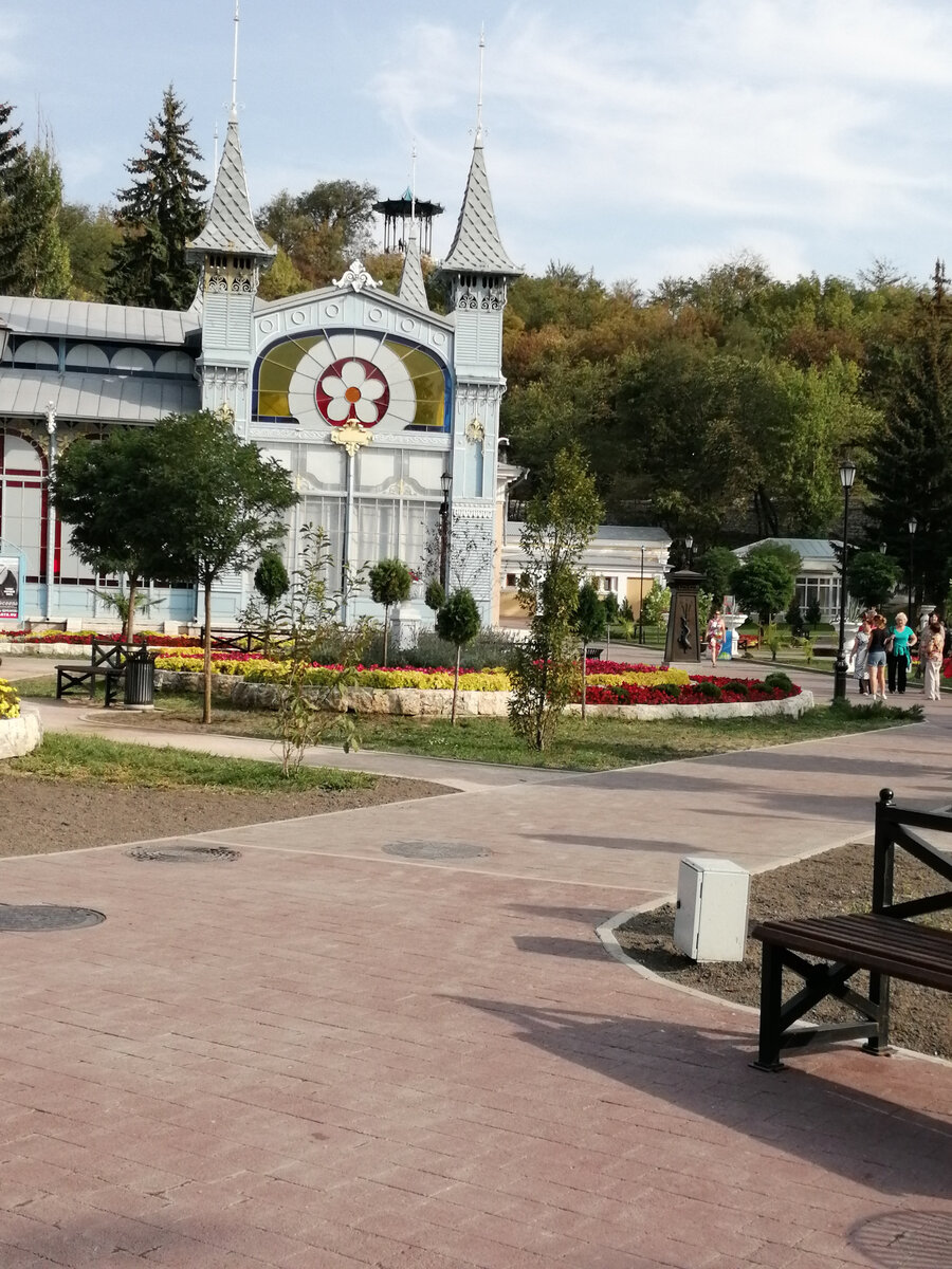 Лермонтовская галерея. Здесь проходили съемки художественного фильма "Двенадцать стульев"