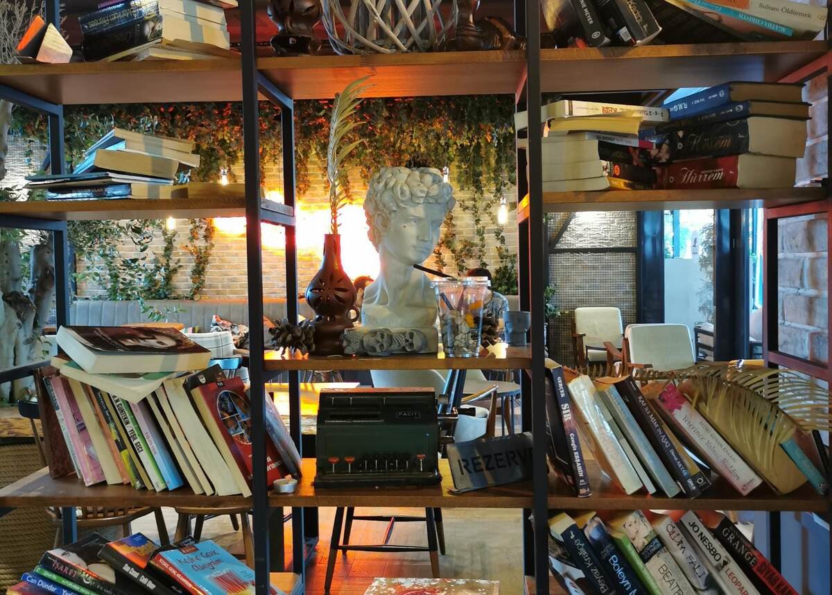 Книжный стенд в кофейне