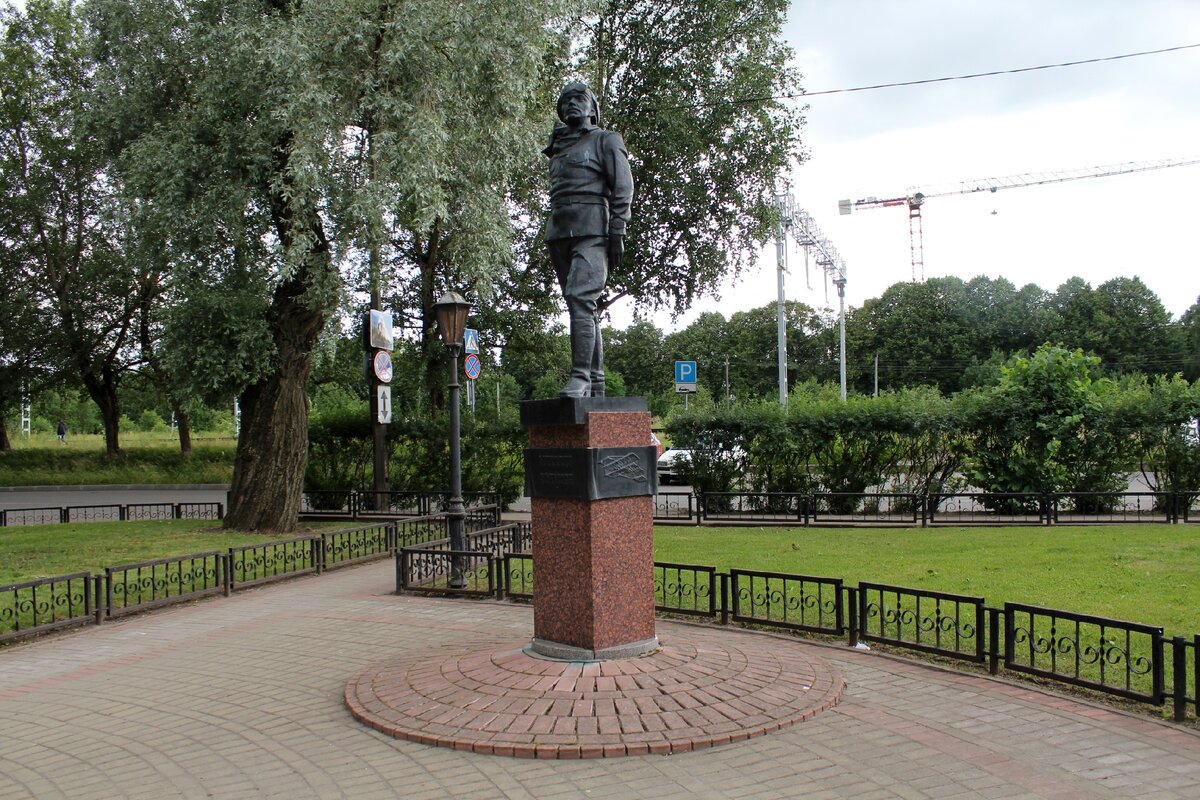 Памятник первому русскому летчику М. Н. Ефимову в Гатчине. Лето 2020 года 