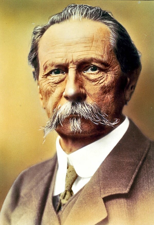 Богатая на события, история создания компании Mercedes Benz начинается с далекого 1883 года, когда 39-летним Карлом Бенцем, инженером из Мангейма (Германия) была зарегистрирована фирма Benz & Cie. 
