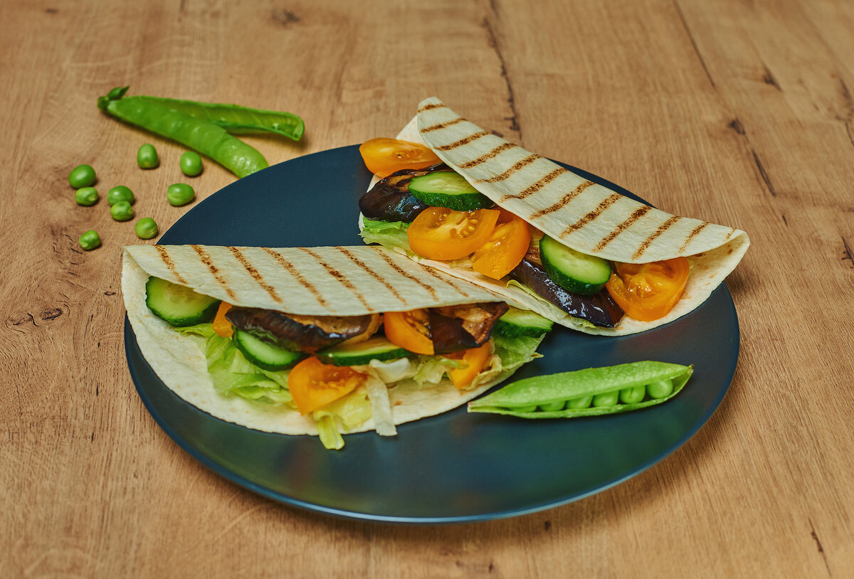 Тортилья с пережаренными бобами и овощами