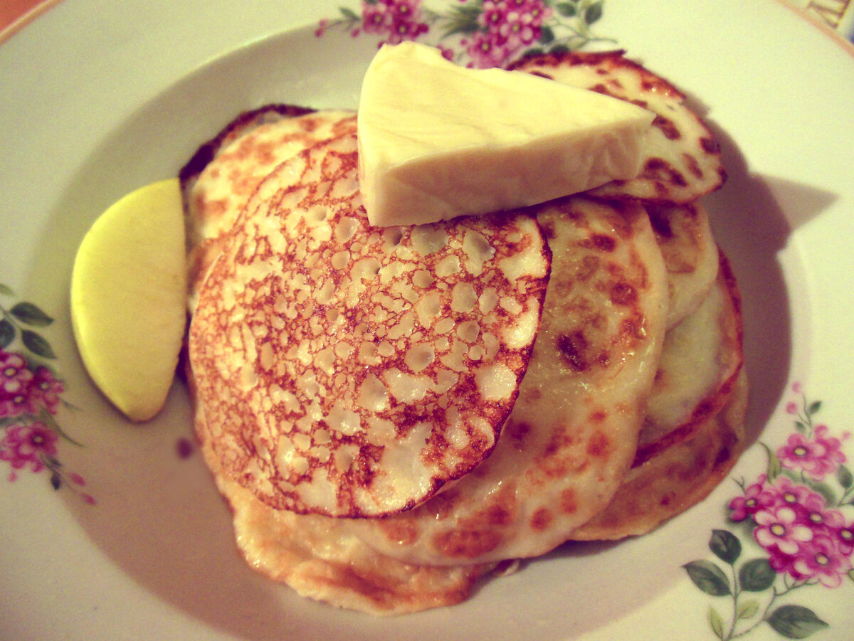 Мои  сегодняшние блинчики на кефире (фото автора)