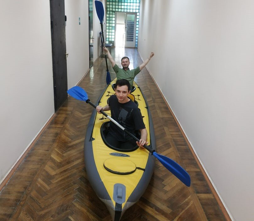 У нас весело. Менеджеры на Хатанга-тревел в коридоре офиса