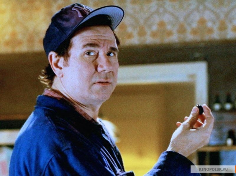 Кадр. Энтони собирается проглатить боб.