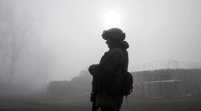 ЕРЕВАН, 20 дек — РИА Новости. В результате поисковых работ в Нагорном Карабахе обнаружили шестерых армянских военных, которых 70 дней считали пропавшими без вести. Об этом в фейсбуке написал президент непризнанной НКР Араик Арутюнян.Поисковую операцию проводили Госслужба по чрезвычайным ситуациям Карабаха, российские миротворцы и Международный комитет Красного Креста. Военнослужащих обнаружили на территориях, перешедших под контроль Азербайджана."На родину вернулись шестеро наших солдат-срочников, в безвестности боровшихся за жизнь свыше 70 дней", — говорится в посте Арутюняна.Он выразил благодарность президенту России Владимиру Путину, отметив, что по его прямому распоряжению продолжаются интенсивные работы по поиску без вести пропавших и возвращению тел погибших. Особую признательность Арутюнян выразил командующему российским миротворческим контингентом генерал-лейтенанту Рустаму Мурадову.