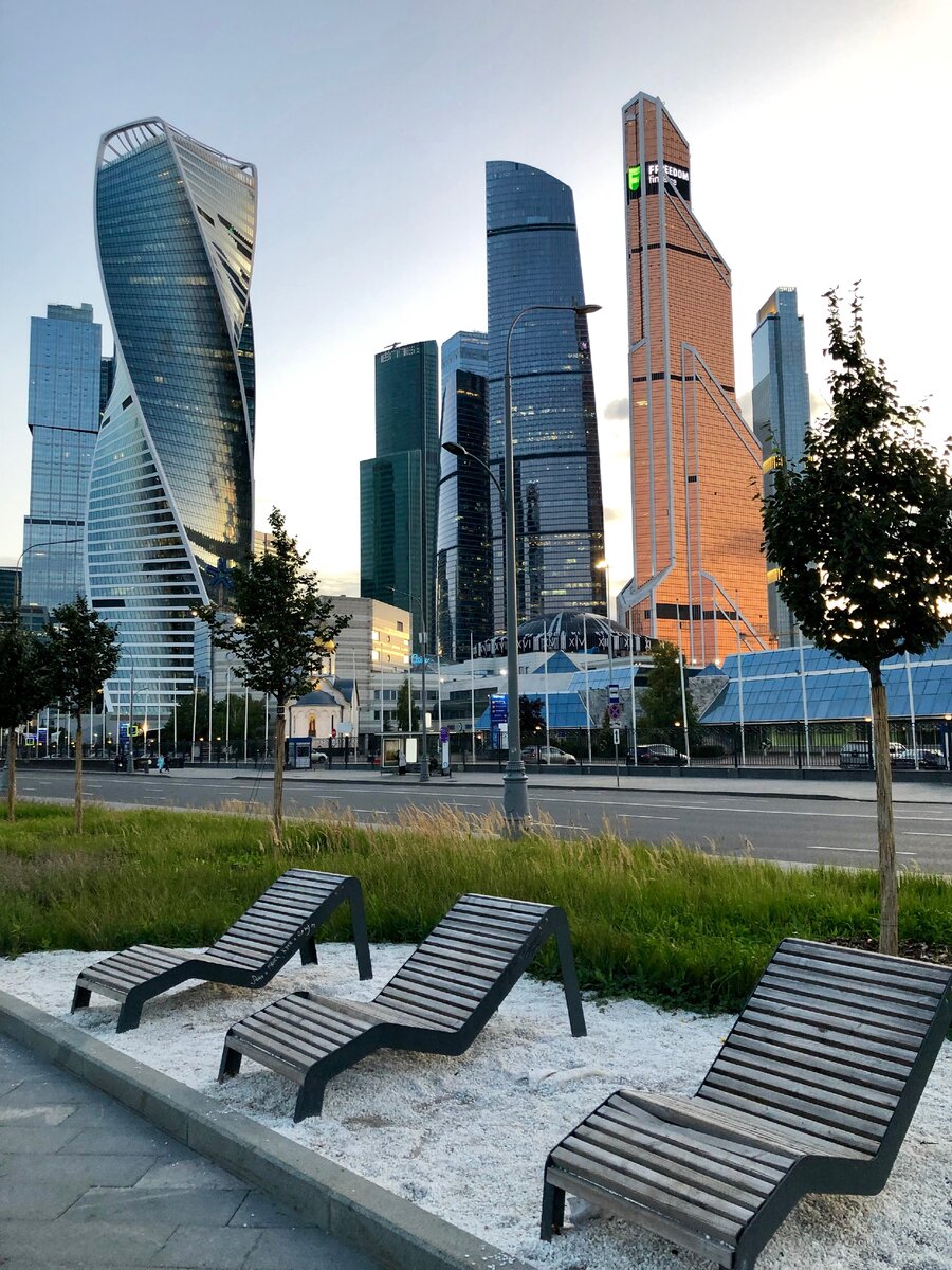 Вид на Сити с Пресненской набережной. Фото автора, лето 2019.