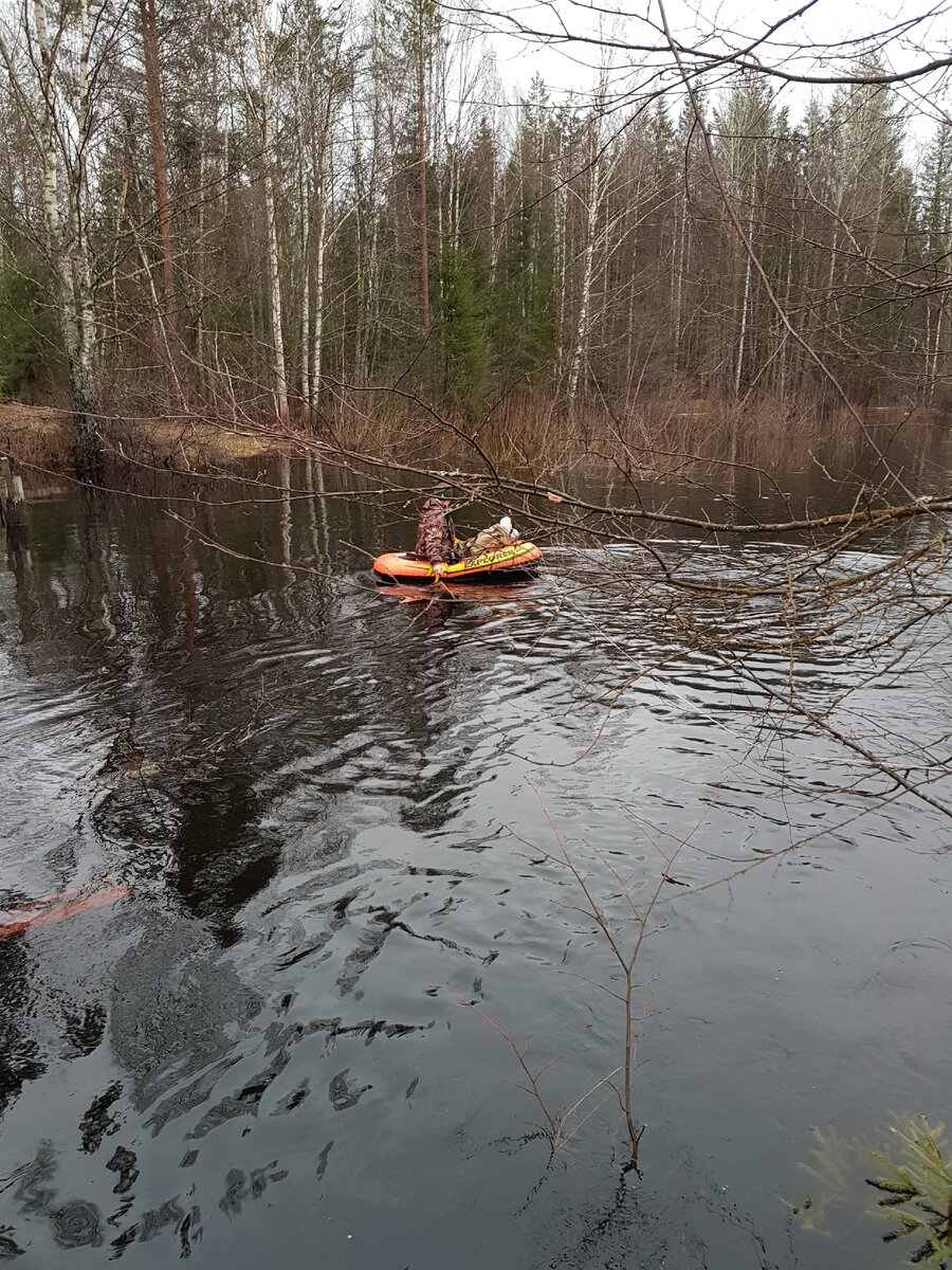 Надули китайское плавсредство и начали переход