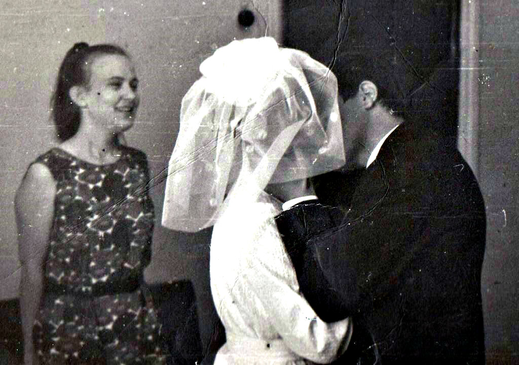 Мои родители на своей свадьбе (фото из архива автора)