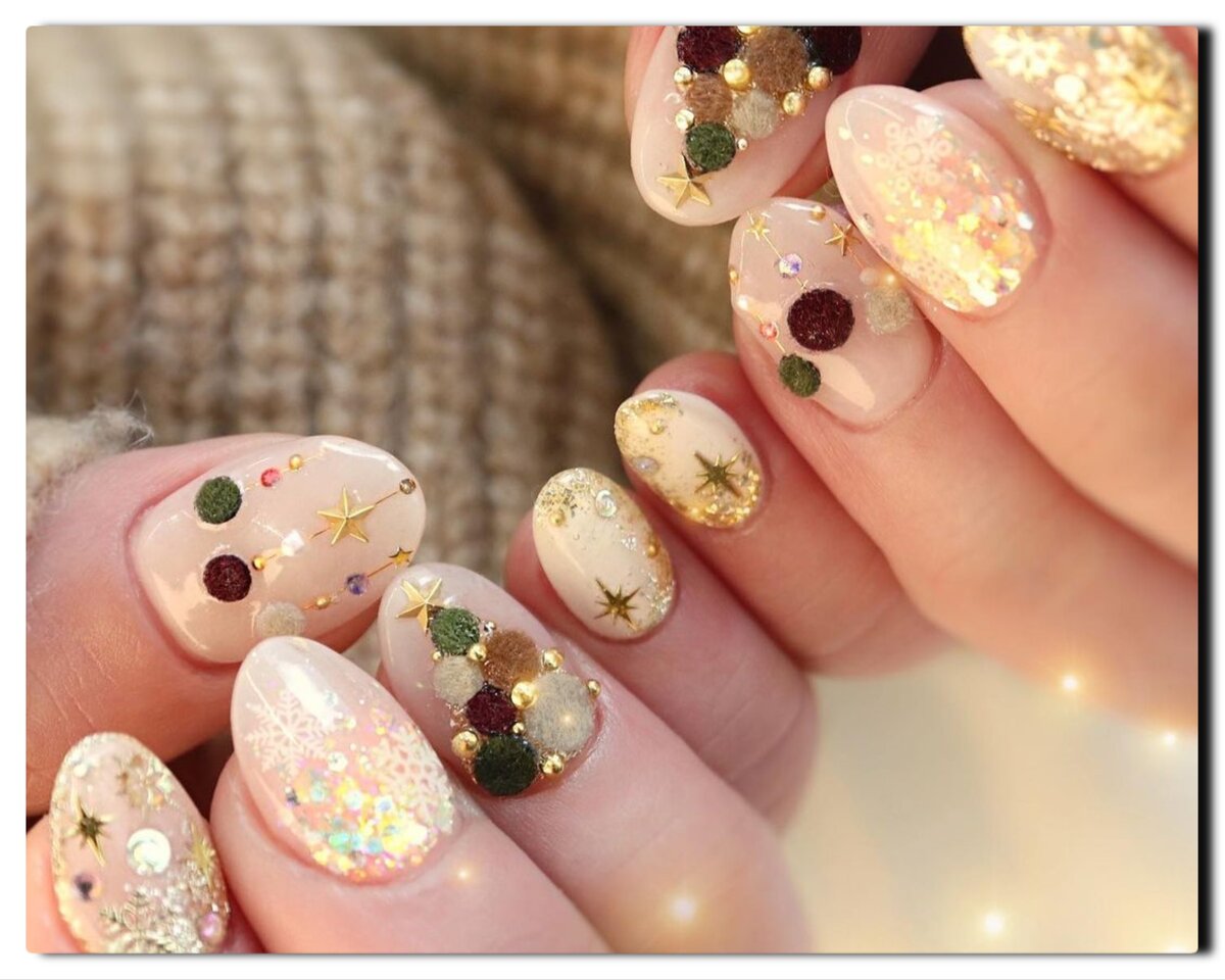 Кореянки очень любят, когда дизайна много, когда он объемный. А эти будто бы вязаные игрушки  и шары создают ощущение уюта