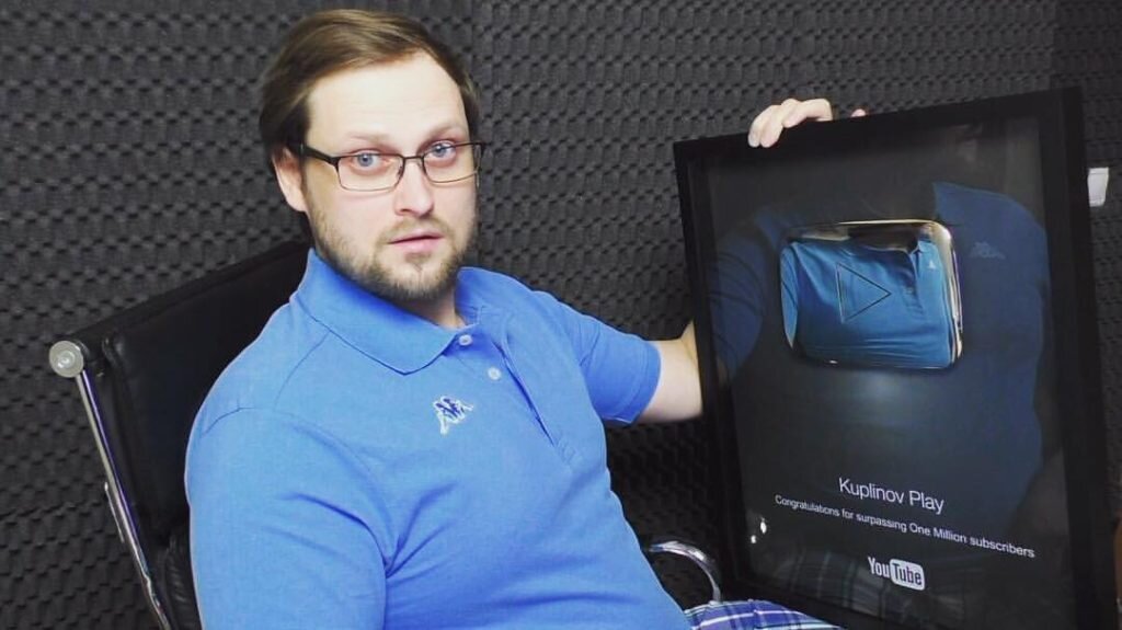 Куплинов с кнопкой Ютуб