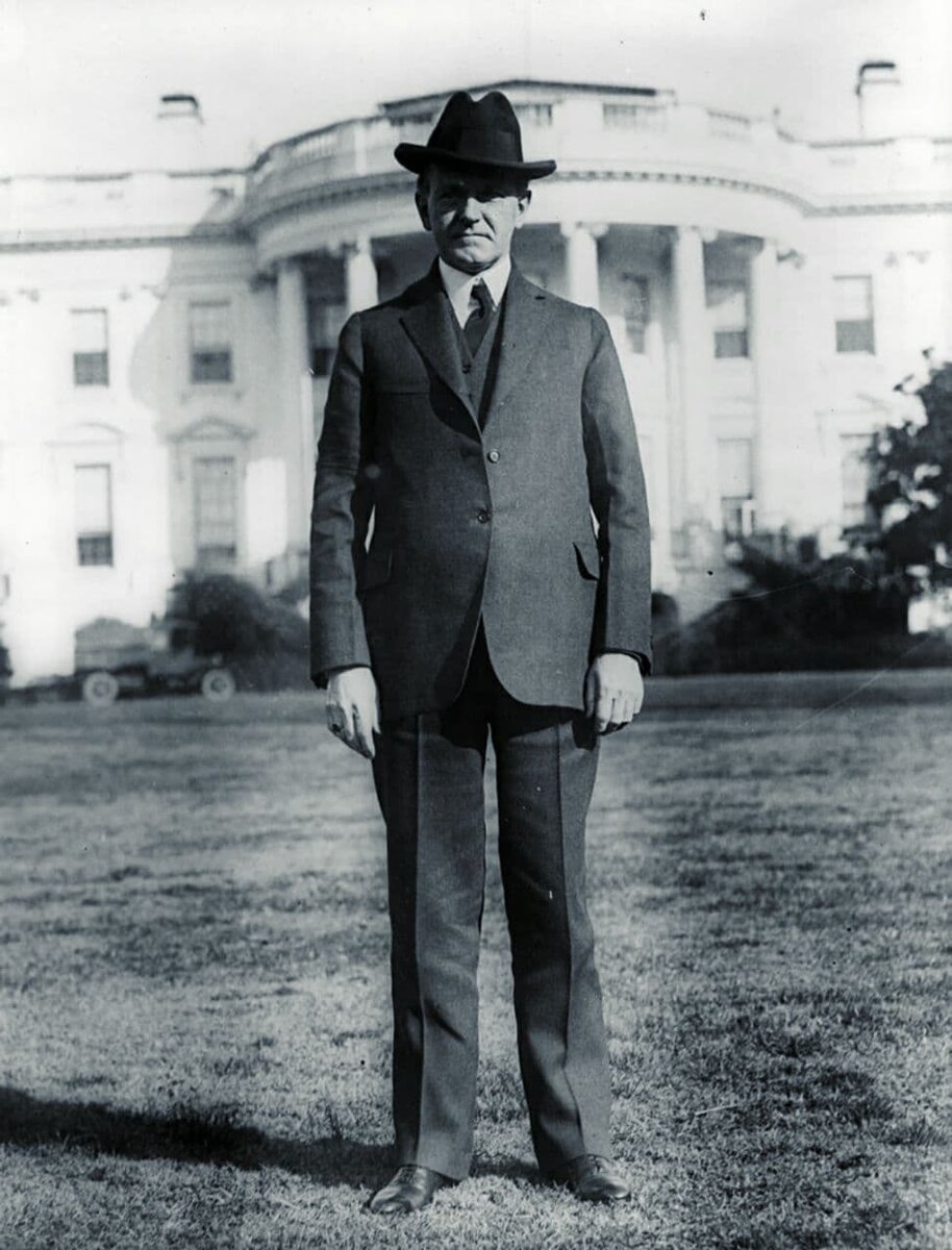 Президент США Джон Калвин Куллидж на фоне Белого дома 1925 год