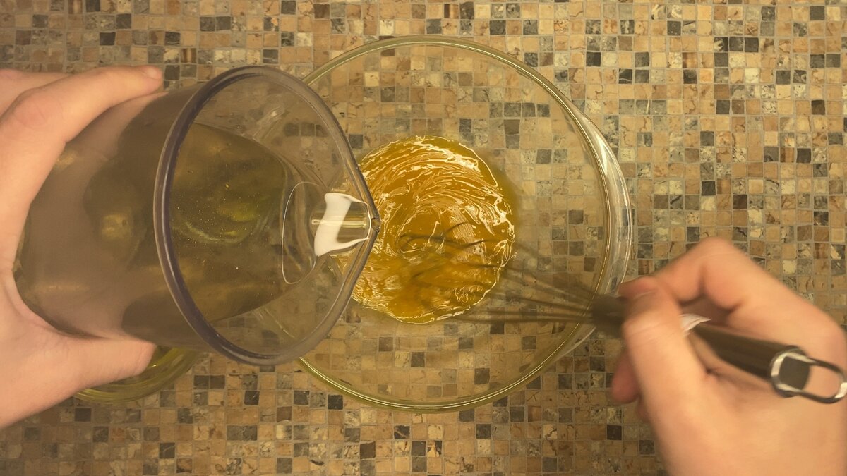 Я люблю делать его вручную, венчиком