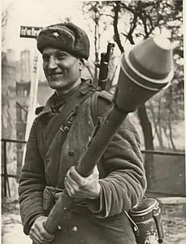 Забили на войну. Советский солдат с фаустпатроном. Боец Ватаман фаустпатроном забил.