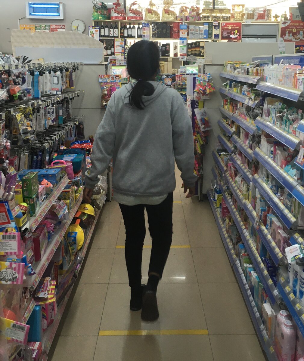 Тайский житель в кофте 