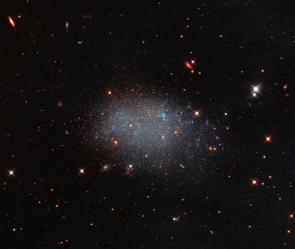 Неправильная галактика ESO 461-036, снимок сделан космическим телескопом Хаббл.